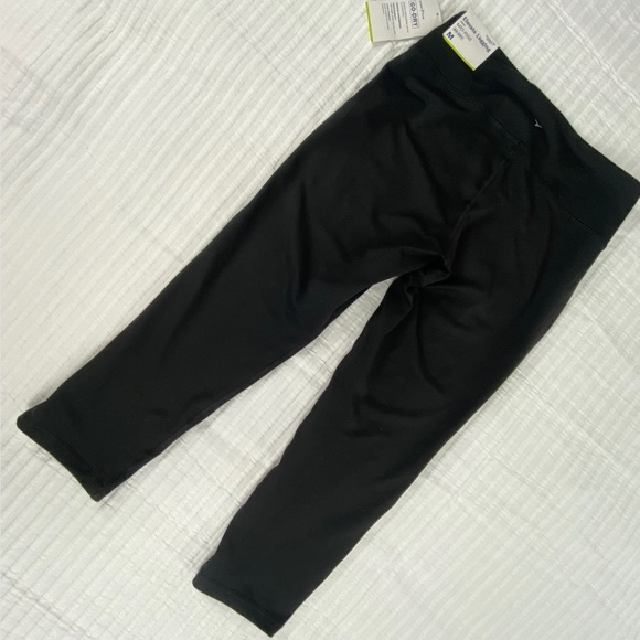NWT Old Navy Active Elevate Capri Leggings Crop Mid Rise Solid Black Womens Med - Picture 6 of 10